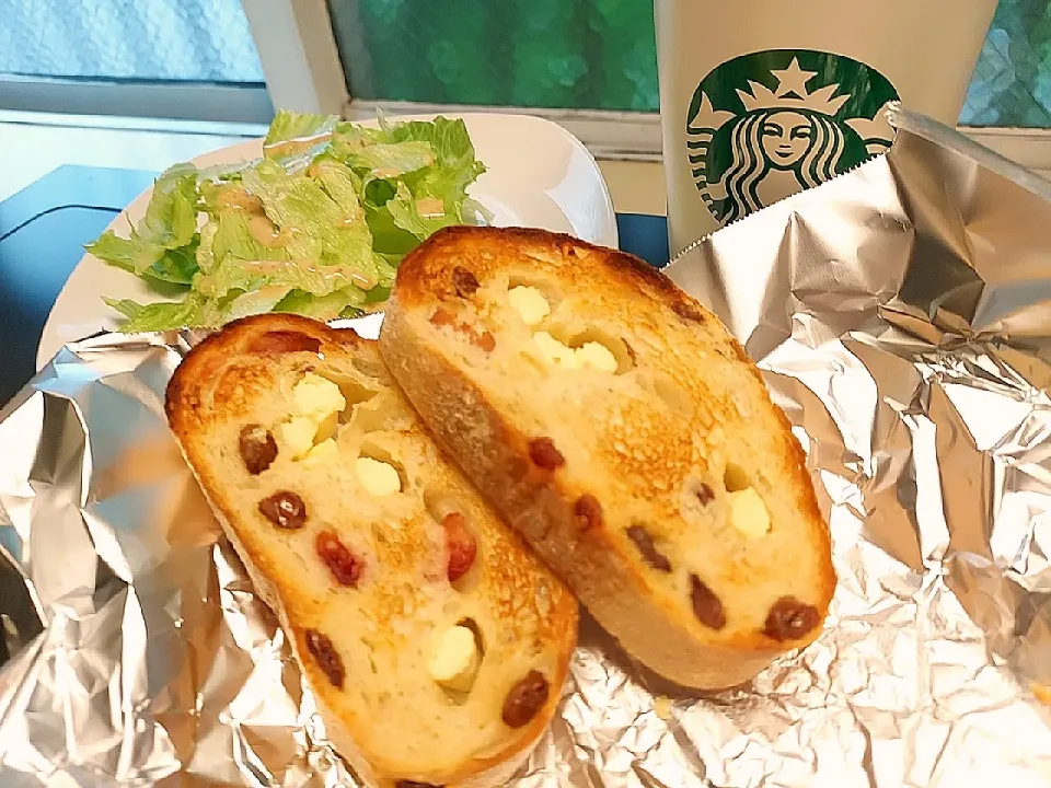 休日の朝ごはん☕🍞🌄|みどりさん