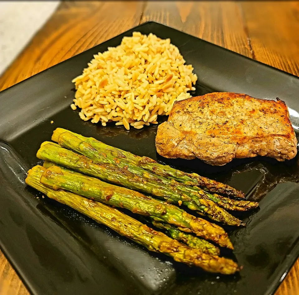 Pork chops with asparagus and rice|Travis Stoneさん