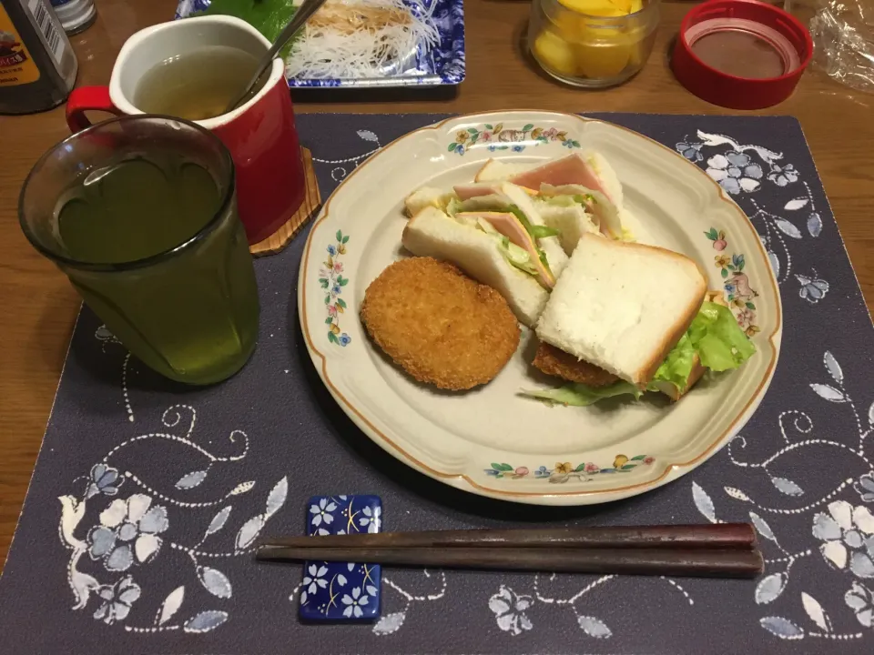 Snapdishの料理写真:サンドイッチとコロッケサンド(昼飯)|enarinさん