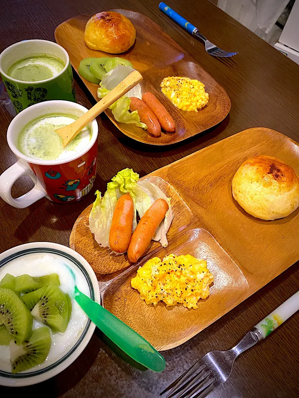 スクランブルエッグ　焼きソーセージ　トリュフチョコパン　キウイヨーグルト　抹茶オレ|ch＊K*∀o(^^*)♪さん