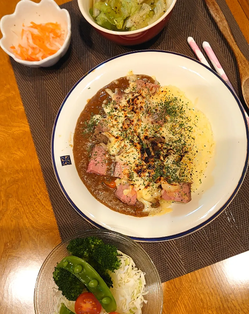 ローストビーフカレーのチーズ掛けで夕ご飯🍴|ポチさん