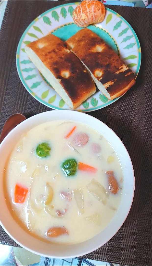 クリームシチューとフォカッチャで朝ご飯🌅|ポチさん