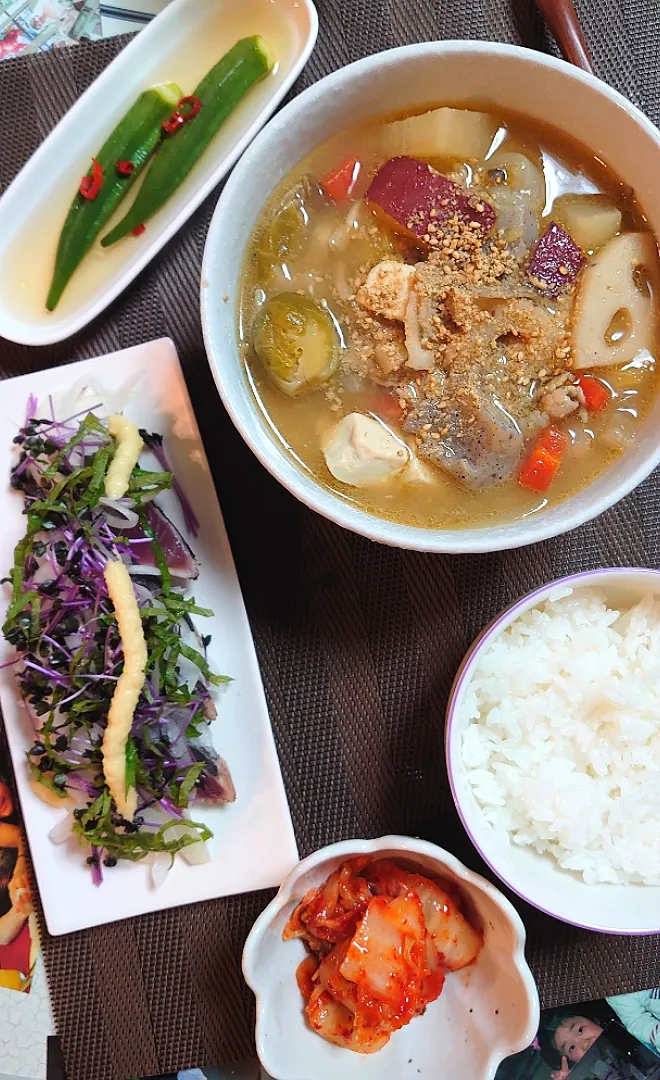 さつまいも入り豚汁とカツオの刺身で夕ご飯🍴|ポチさん