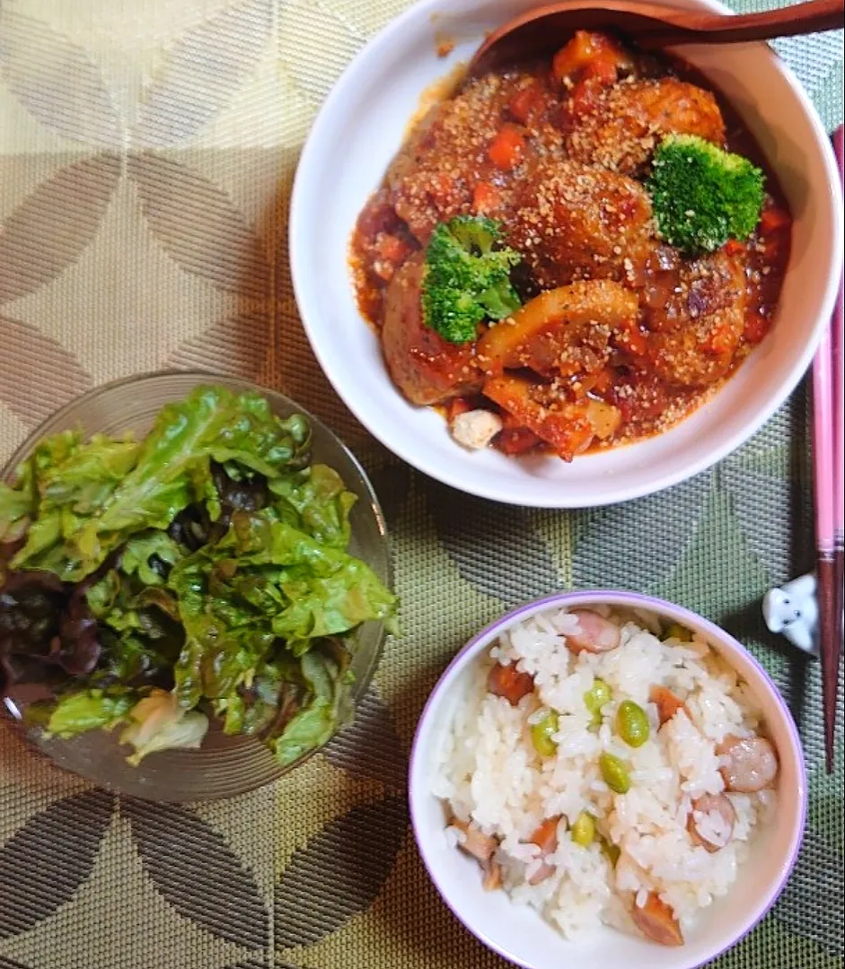 ミートボールトマト煮込みとソーセージの炊き込みご飯で夕ご飯🍴|ポチさん