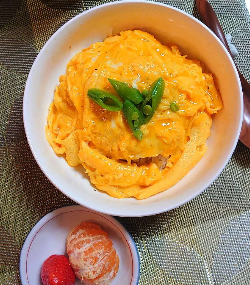 たぶん………カニカマ卵のっけ丼で朝ご飯🌅|ポチさん