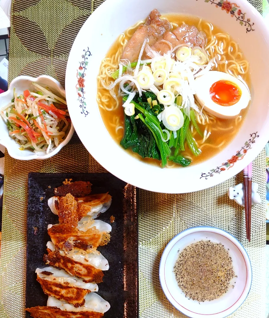 ラーメン、ギョーザで夕ご飯🍴
餃子は酢コショウで食べるのが１番❗|ポチさん