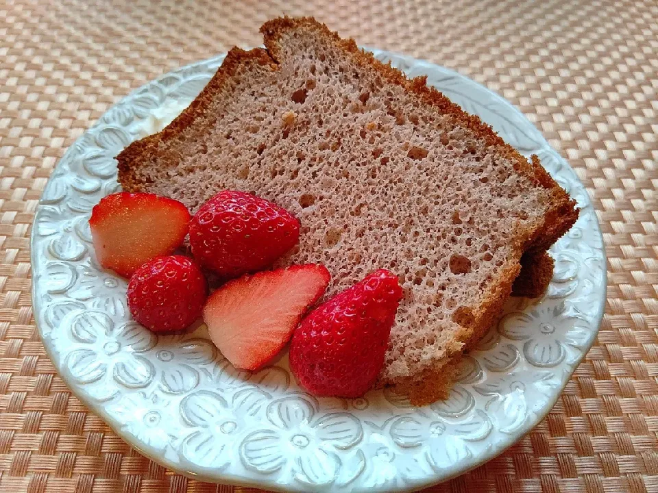 Snapdishの料理写真:フレッシュ苺のシフォンケーキ🍓✨|まゆみさん