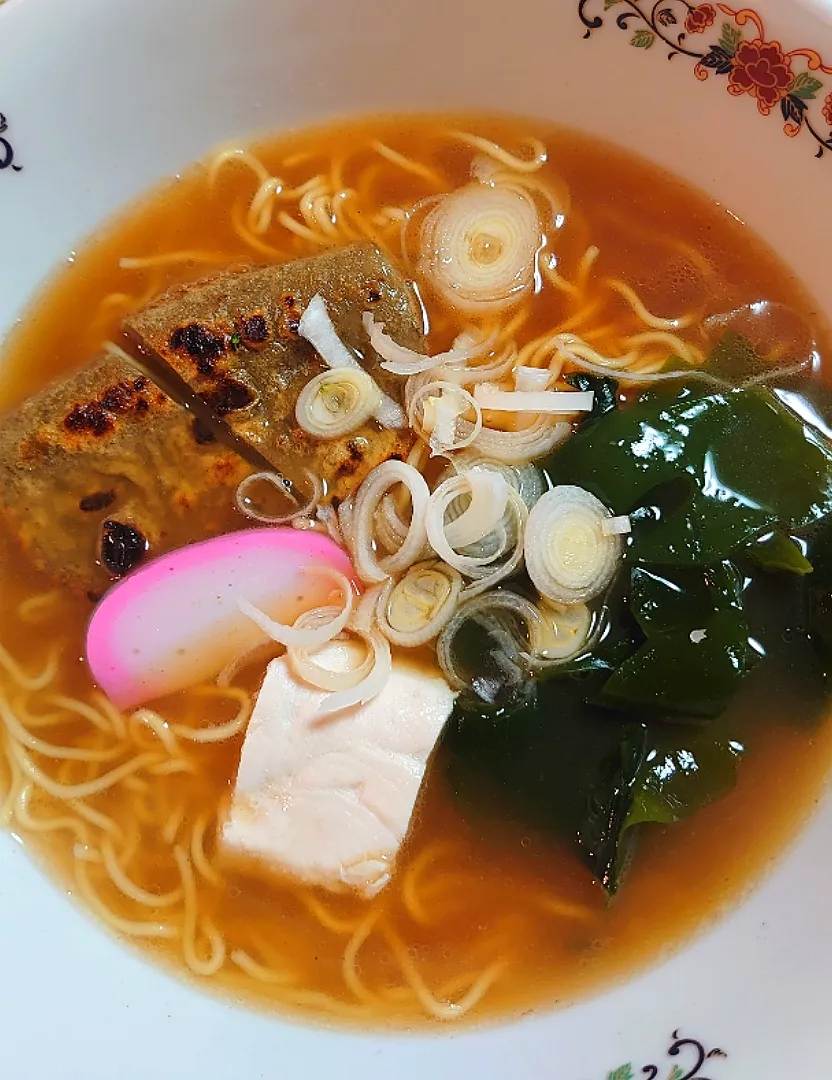 黒はんぺん入り醤油ラーメンで朝ご飯🌅|ポチさん