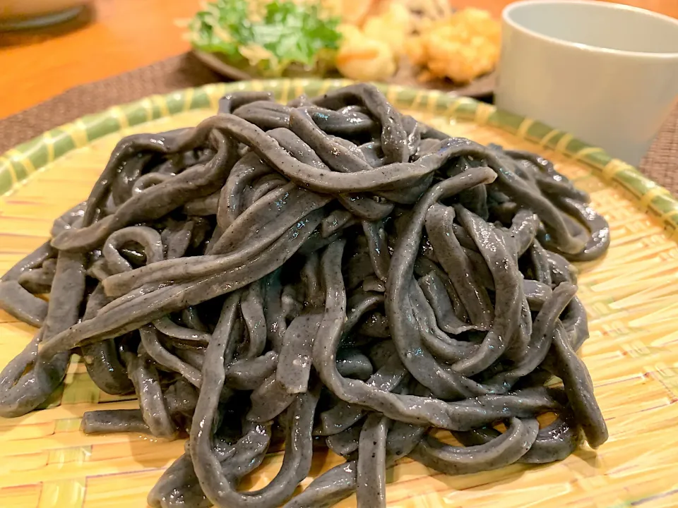 手打ち『黒うどん』　黒胡麻うどん|いちごさん