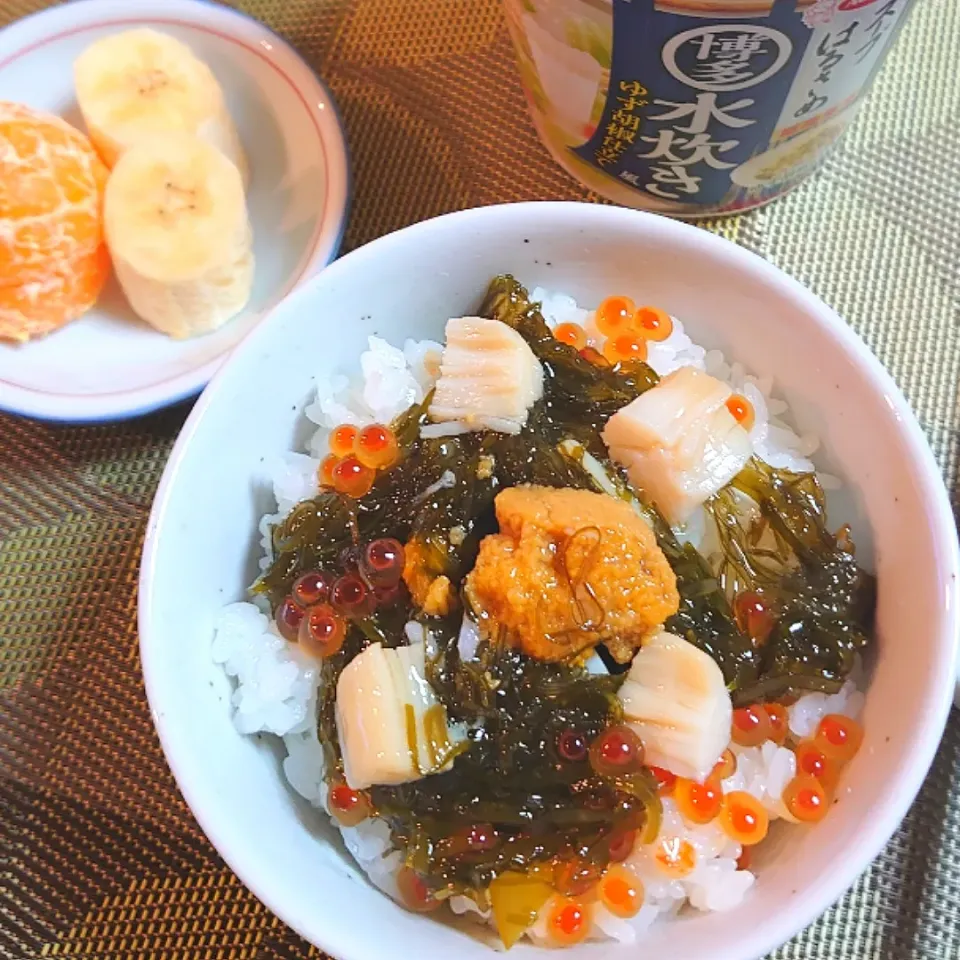 Snapdishの料理写真:ホタテとウニいくらの海宝漬け丼で朝ご飯🌅|ポチさん