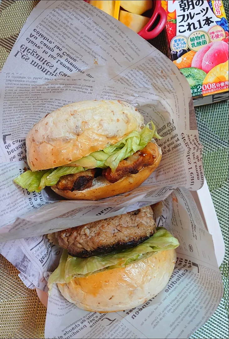 小さいバンズでハンバーグと鶏照り入れてバーガー弁当🍱|ポチさん