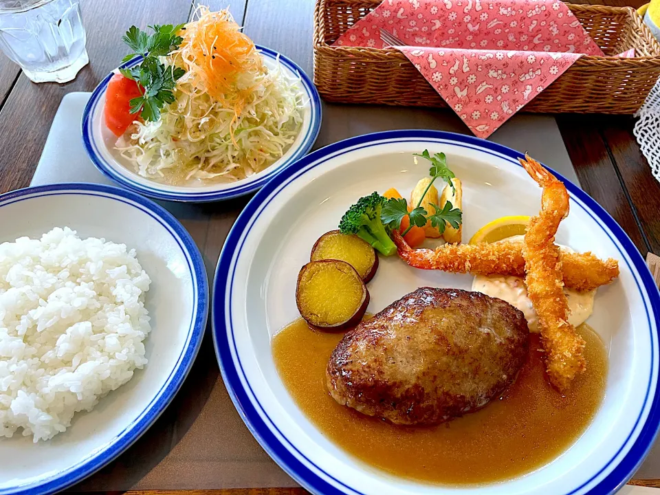 Snapdishの料理写真:今日のランチ🍽 ハンバーグ&エビフライ🍤|yokoさん