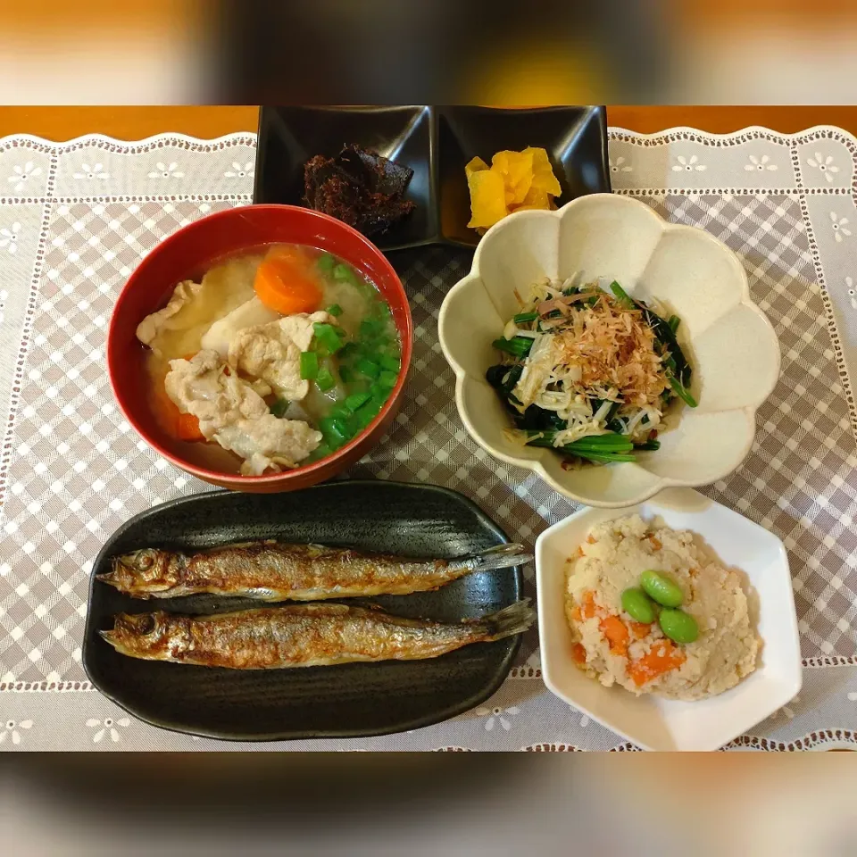 Snapdishの料理写真:☆シシャモ
☆豚汁
☆エノキとほうれん草のおかか和え
☆おから煮
☆かつお昆布＆つぼ漬|chikakoさん