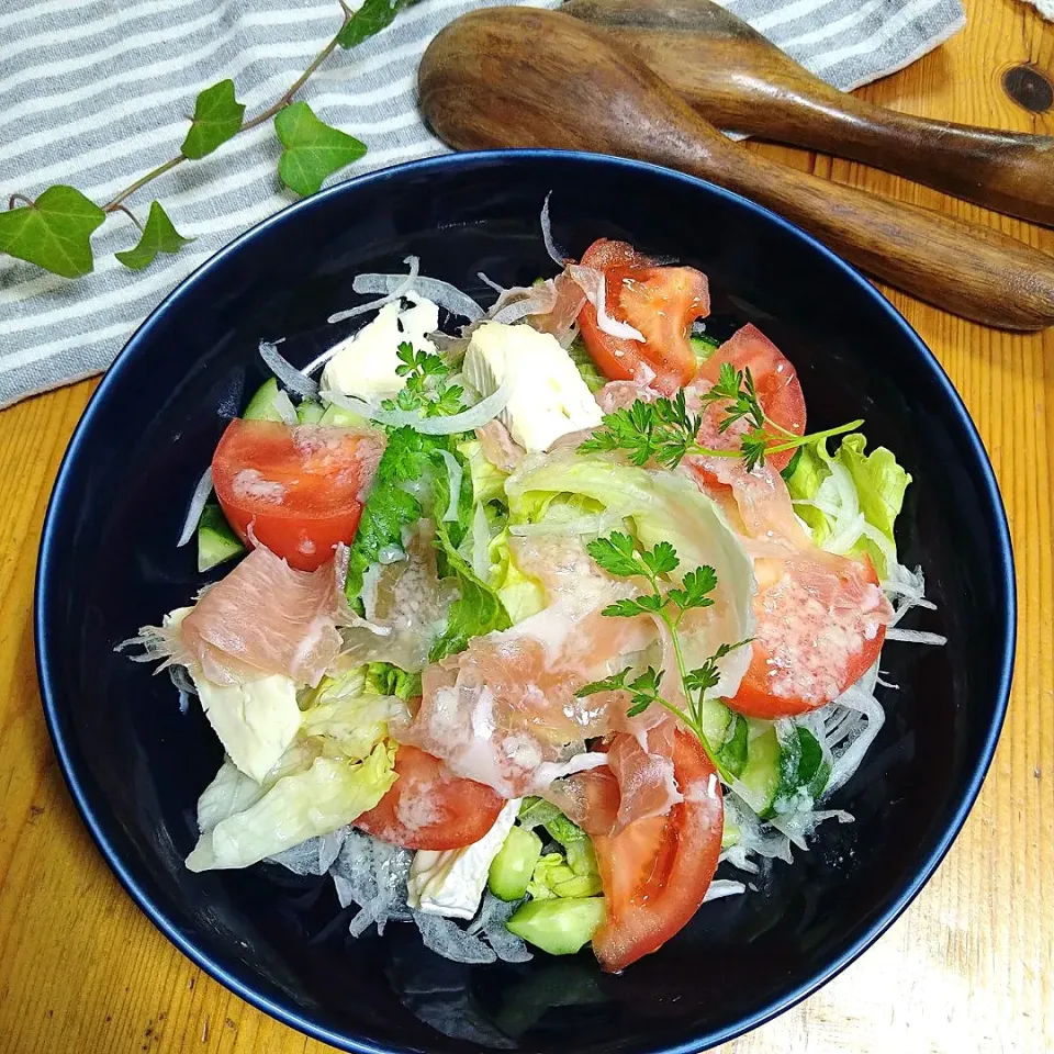 生ハムとカマンベールのサラダ🥗|とまと🍅さん