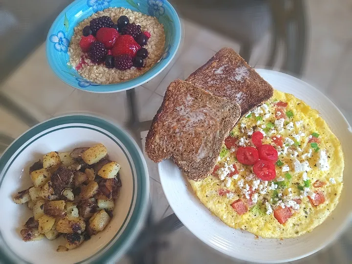 BentoFox's dish BentoFox's dish Egg omelet with red bell pepper & leek topped with feta, & sliced baby tomatoes with multi grain bread. Fried seasoned potatoes with red onion & garlic. oatmeal with brown sugar topped with fresh fruits 😋 |BentoFoxさん