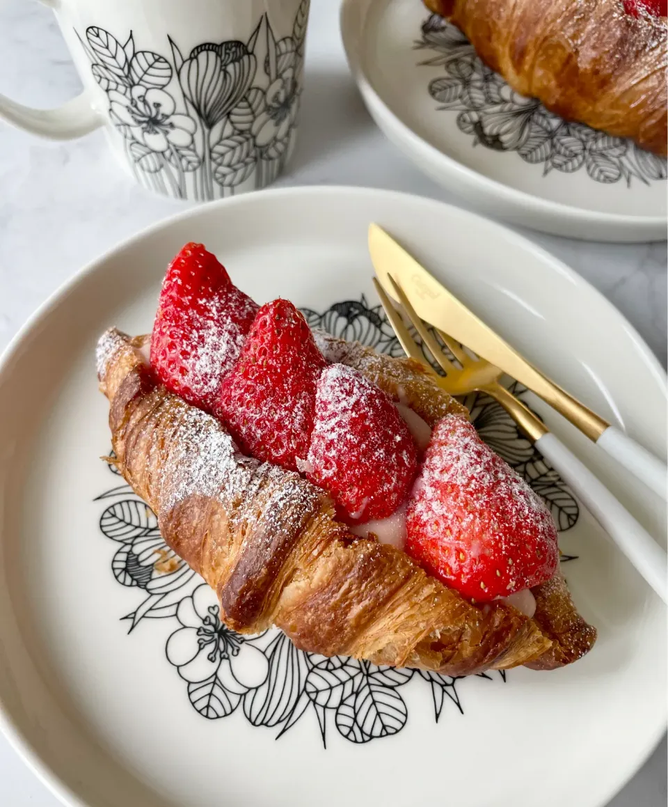 Snapdishの料理写真:いちごカスタードクリームでクロワッサンサンド🥐🍓|てんのすけさん