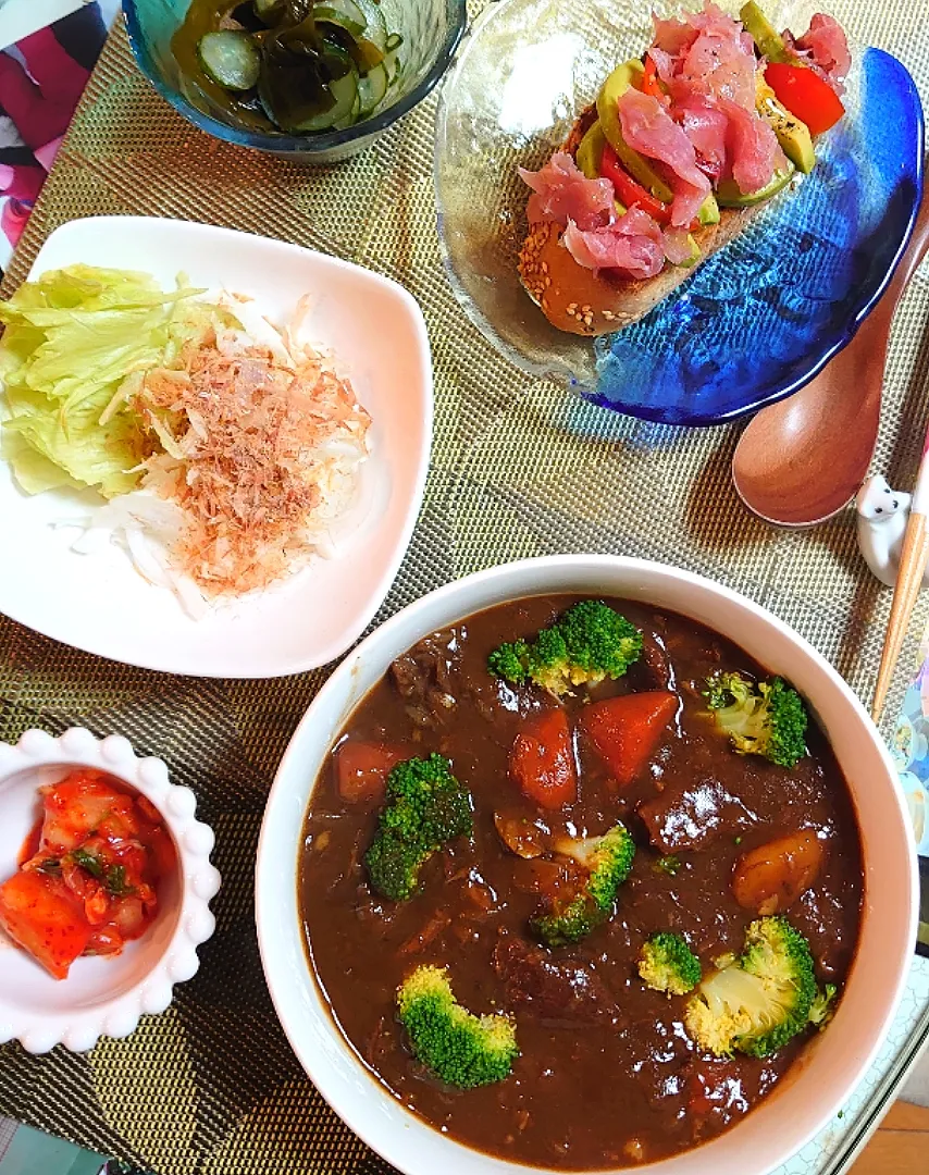 牛スジシチューと生ハムのオープンサンドで夕ご飯🍴|ポチさん