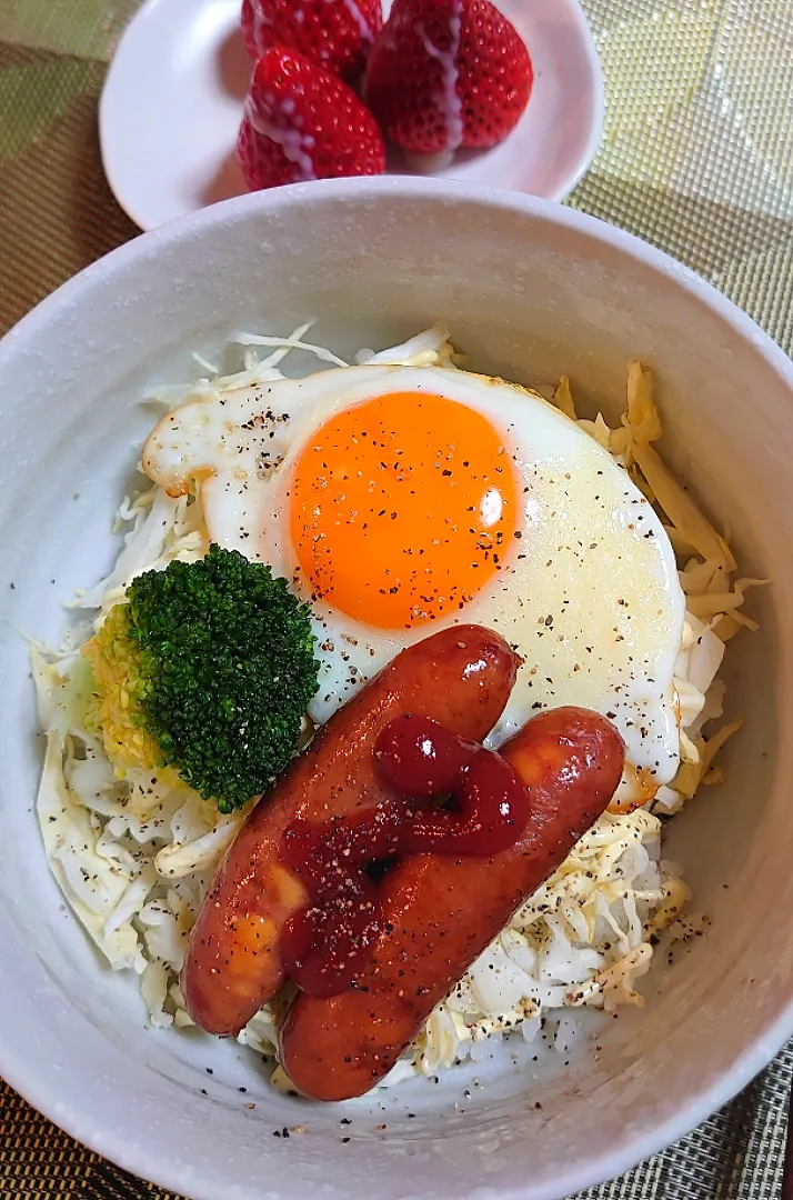 目玉焼き丼で朝ご飯🌅|ポチさん