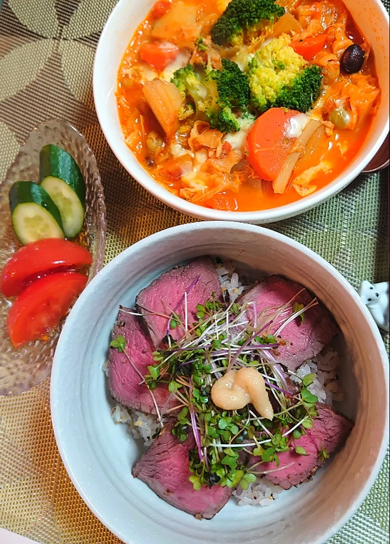 ローストビーフ丼と野菜のトマト煮で夕ご飯🍴|ポチさん