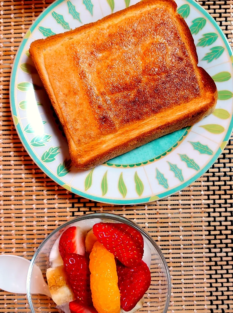 バターシュガートーストで朝ご飯🌅|ポチさん