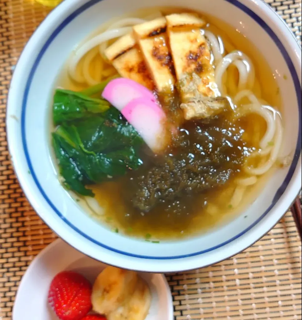 とろろ昆布入うどんで朝ご飯🌅|ポチさん