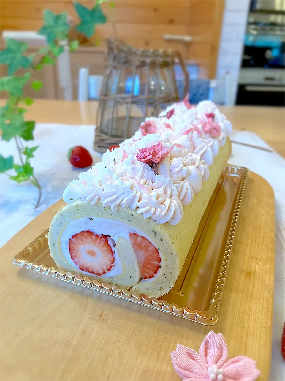 Snapdishの料理写真:桜と苺のロールケーキ|yukinoさん