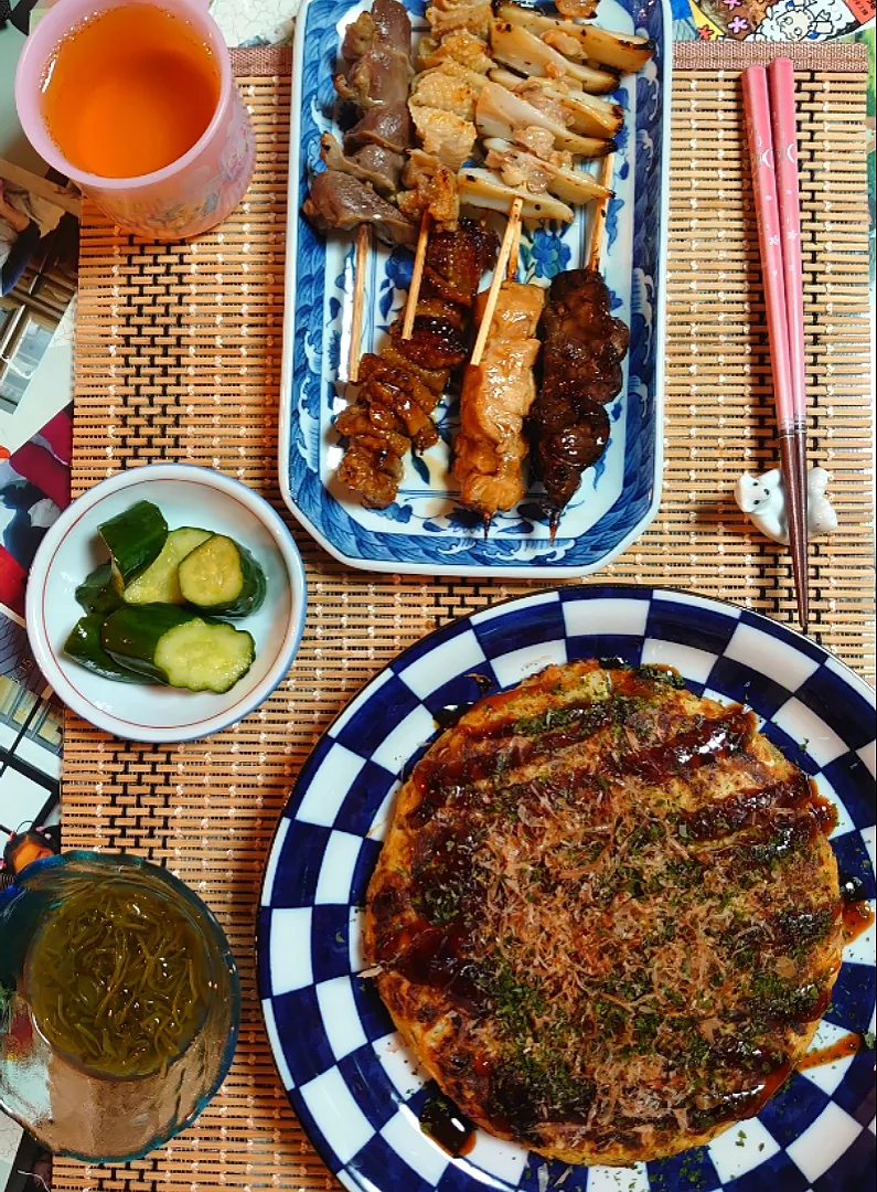 豆腐たっぷりお好み焼きと焼鳥で夕ご飯🍴|ポチさん