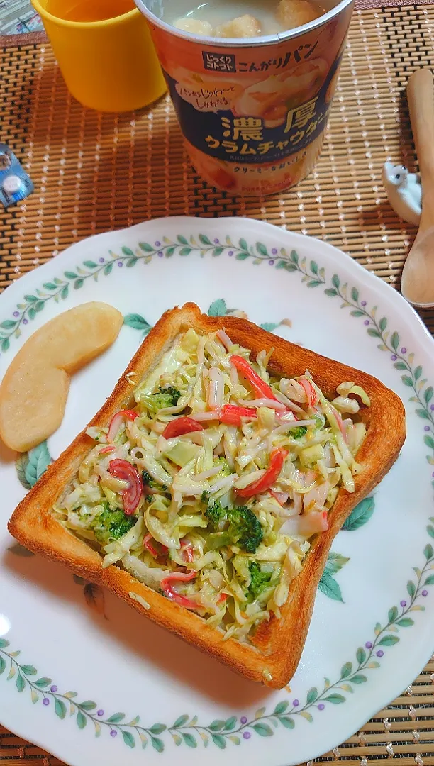 キャベツカニカマのシーザーサラダドレッシング和えをのせて朝ご飯🌅|ポチさん