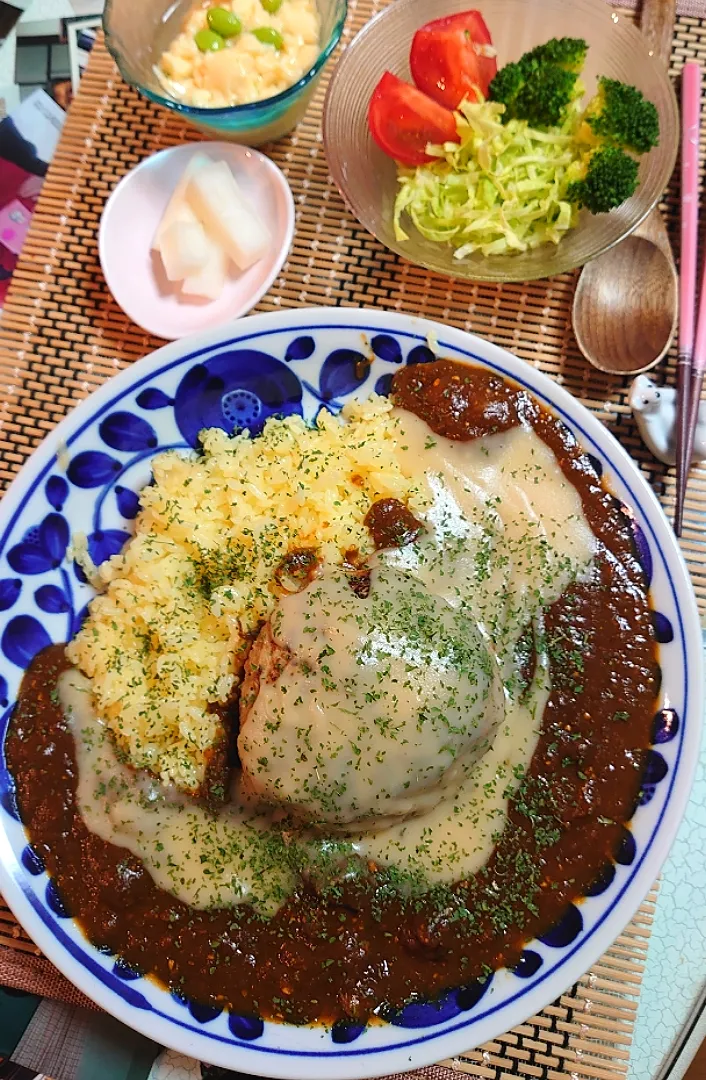 ハンバーグカレーでチーズソース掛けで夕ご飯🍴|ポチさん