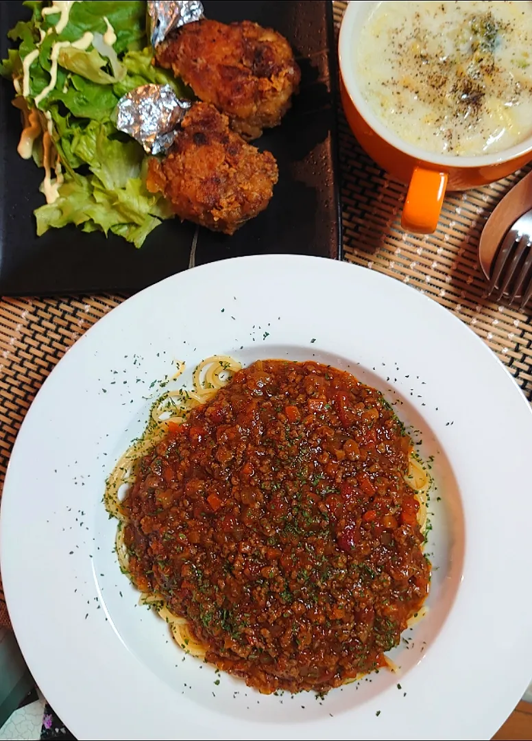 ミートソースパスタと手羽唐揚げで夕ご飯🍴|ポチさん