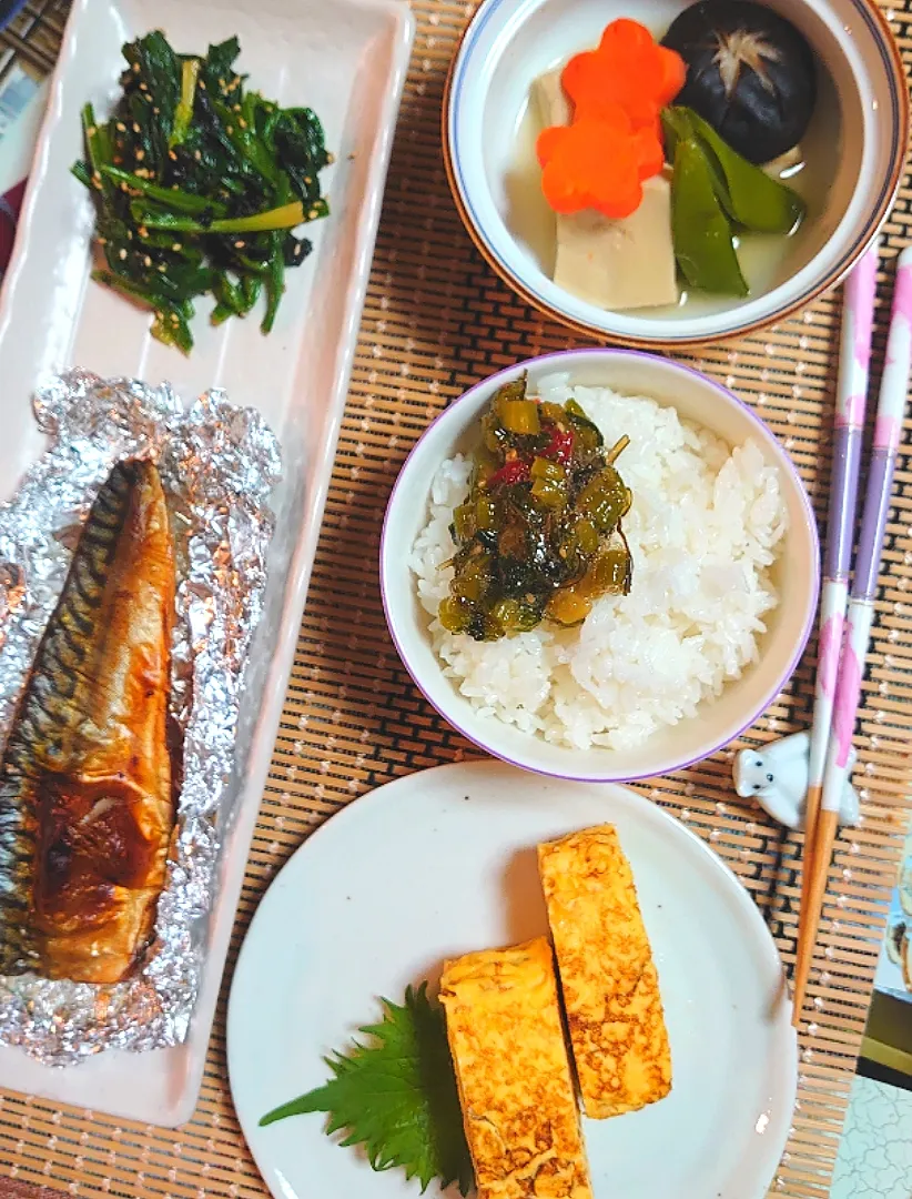 サバ切り身、高野豆腐煮物、だし巻き卵で夕ご飯🍴|ポチさん