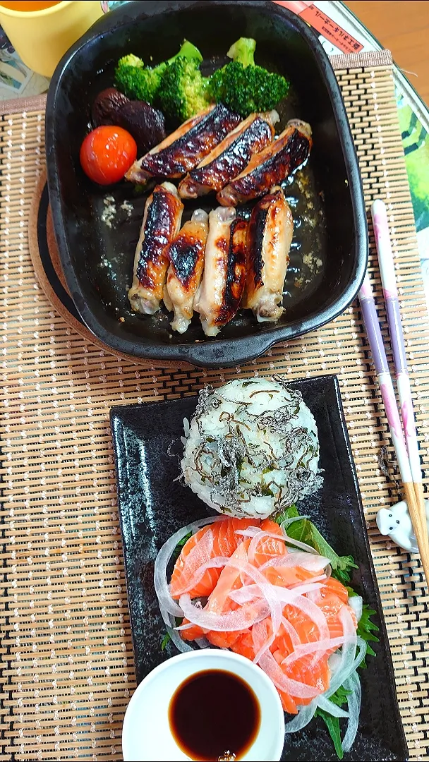 手羽元塩コショウ焼き、サーモン刺身、おにぎり🍙でお昼ご飯🍚|ポチさん