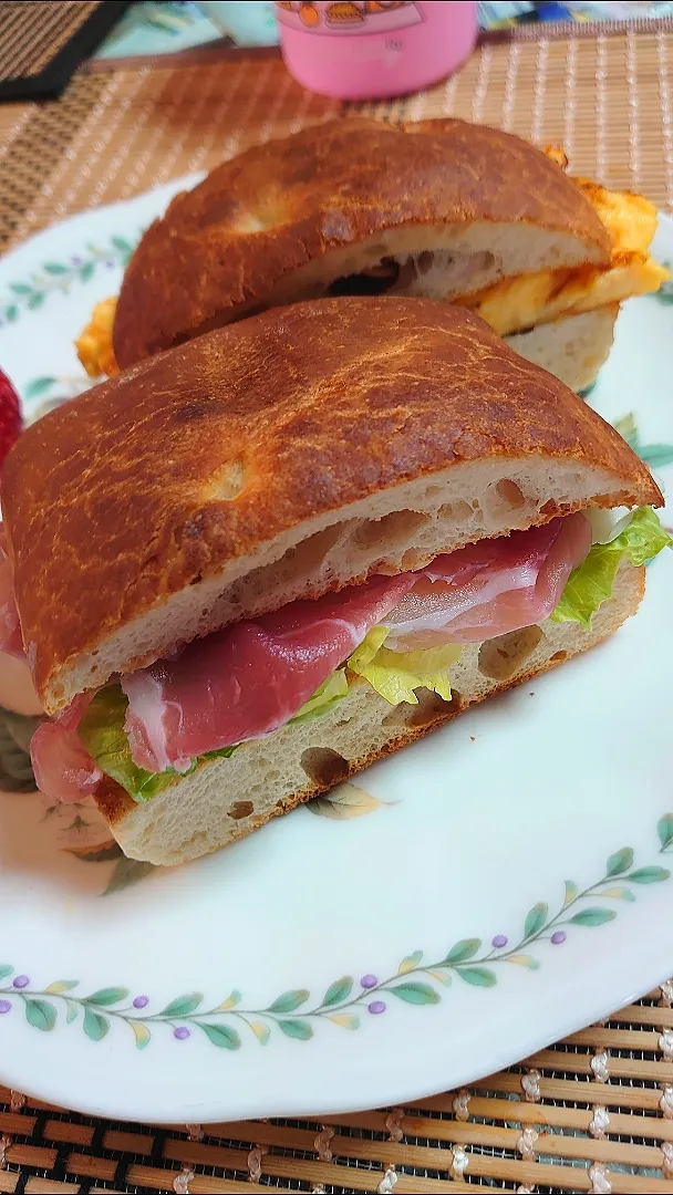 生ハムレタス挟んでフォカッチャサンドで朝ご飯🌅|ポチさん