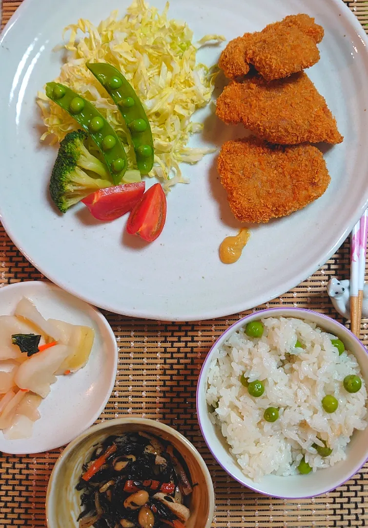 豆ご飯と糖質少なめパン粉で揚げたヒレカツデ夕ご飯🍴|ポチさん