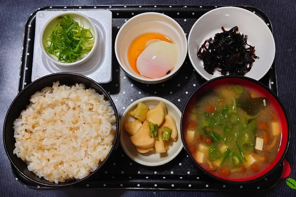 今日の朝ごはん（発芽玄米ごはんに昆布の佃煮、温泉卵、納豆、なめこ汁、大根と小松菜の醤油漬）|Mars＠釜飯作り研究中さん