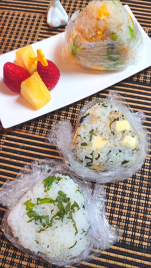 ダシ入り大葉と梅干し🍙ワカメご飯とチーズ🍙キャベツといり卵とダシ入りご飯🍙|ポチさん