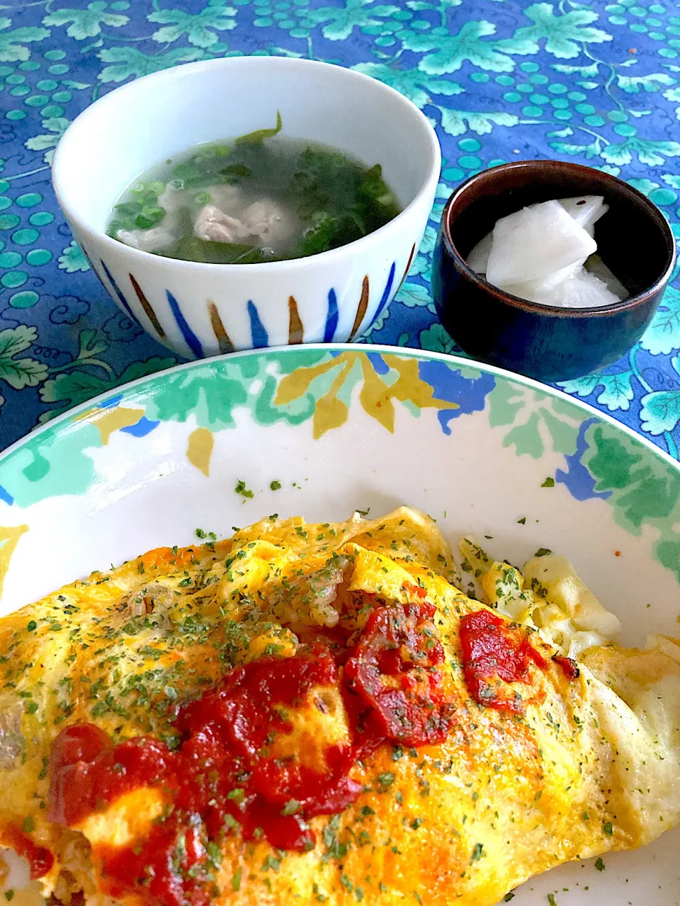 母のオムライス❤️鶏とワカメのスープ❤️大根の浅漬け|さくたえさん