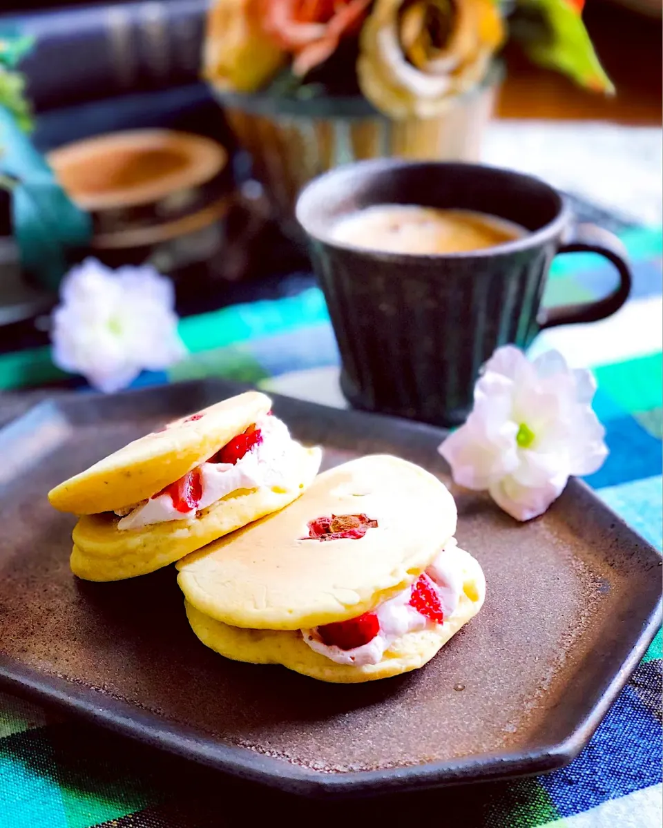 いちごと桜餡ホイップのパンケーキ|zuiさん