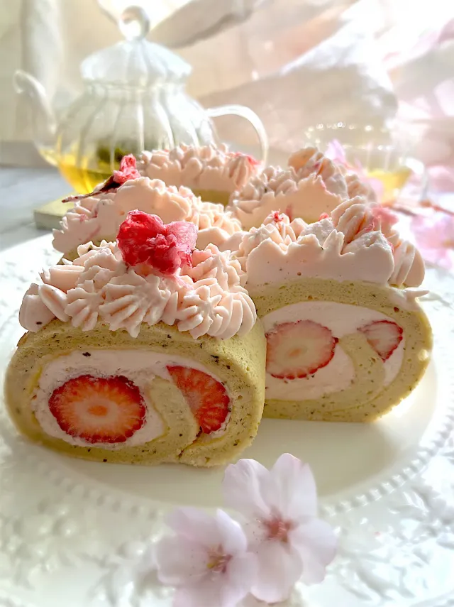 Snapdishの料理・レシピ写真:桜と苺のロールケーキ｜日本の春をまきまき♪桜ロールケーキ