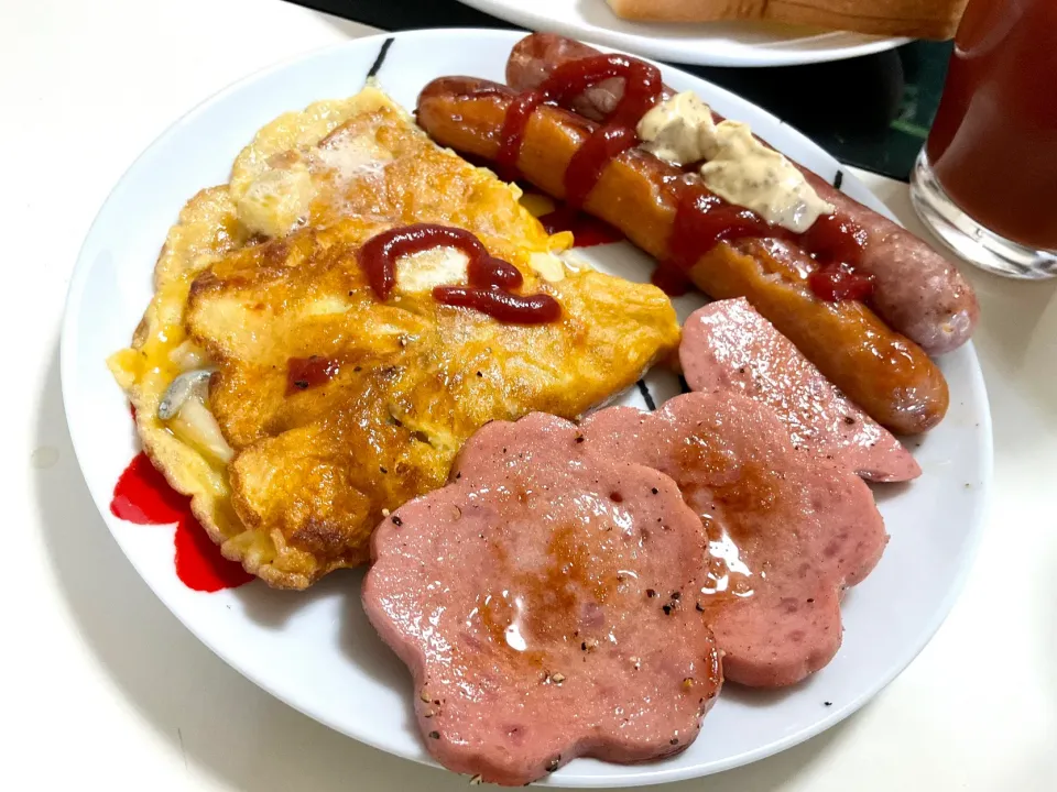 広島の花ソーセージとバジルとチョリソーのソーセージとタケノコとジャコの玉子焼きで朝ごはん|Takeshi  Nagakiさん