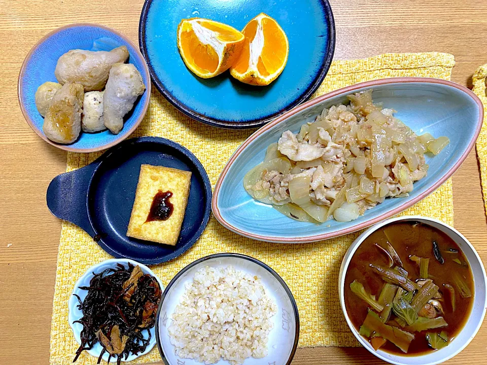 生姜焼き🐖、里芋の煮っ転がし、厚揚げにお味噌、あさりと小松菜とにんじんの味噌汁🥕、なかしましほさんのひじきの酢の物、奄美大島のたんかん🍊|1614さん