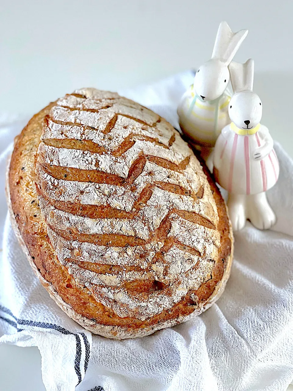 Easter egg shaped sourdough|12Dragonさん