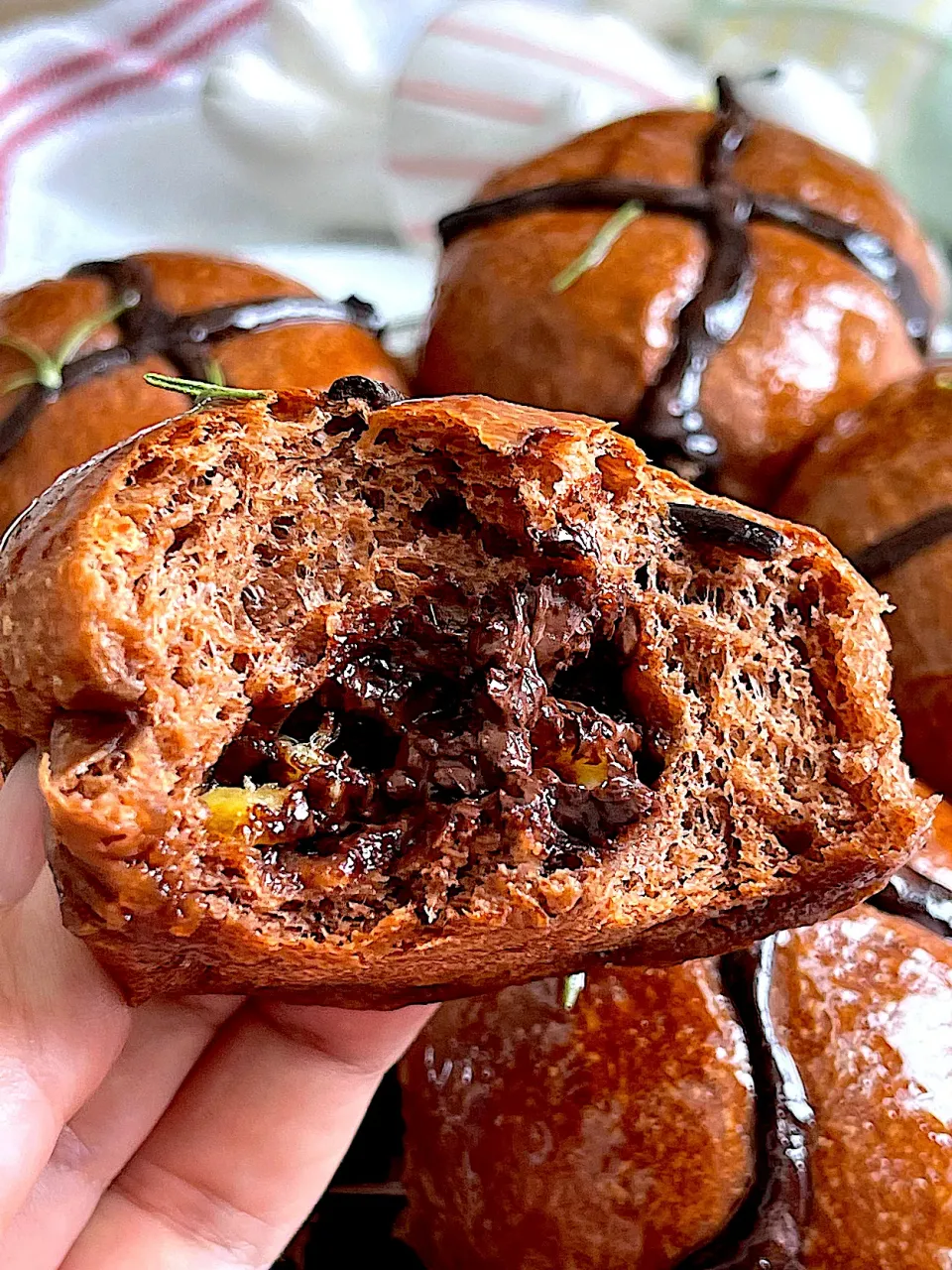 Chocolate hot cross bun with chocolate and citrus peel|12Dragonさん