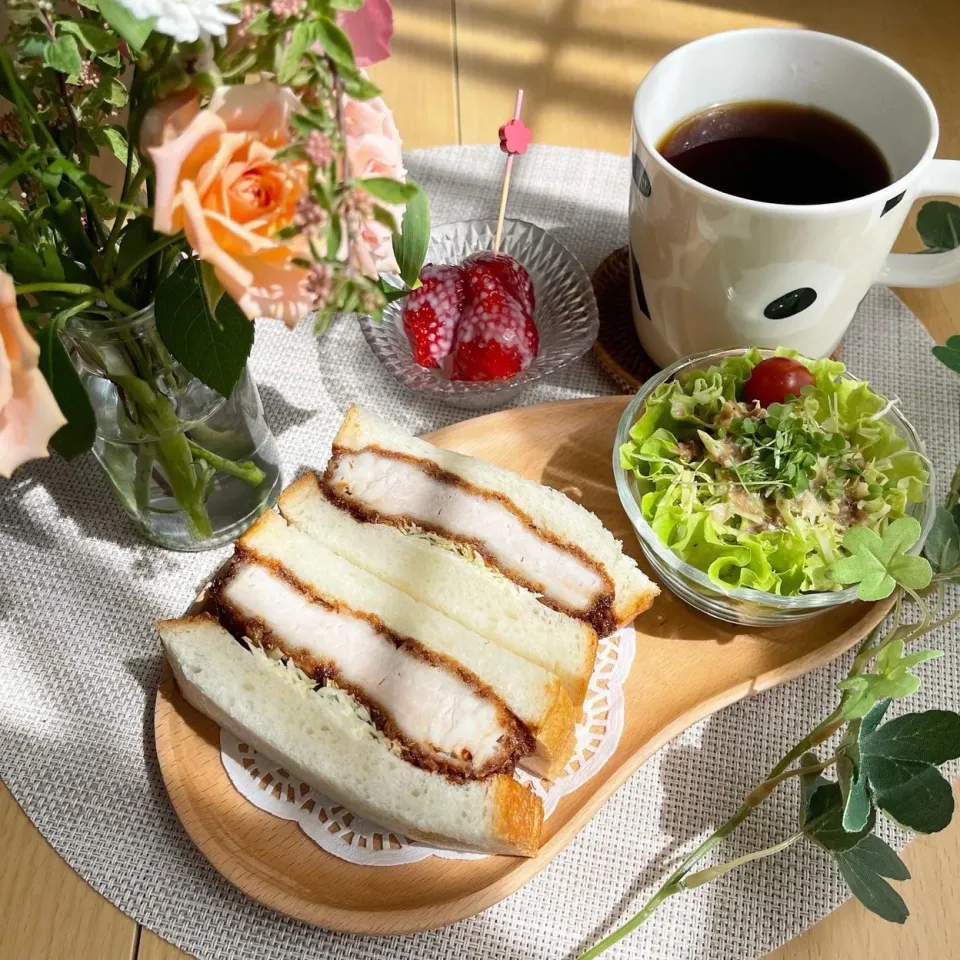 4/9❤︎厚切りロースかつサンドとグリーンサラダ🌱✨|Makinsさん