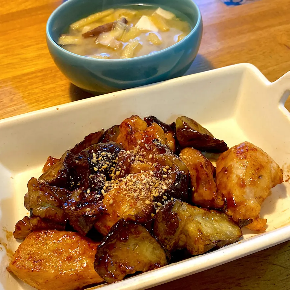 Snapdishの料理写真:茄子と鶏肉の甘辛炒めと、さつまいもと豆腐と白菜の味噌汁|もえさん