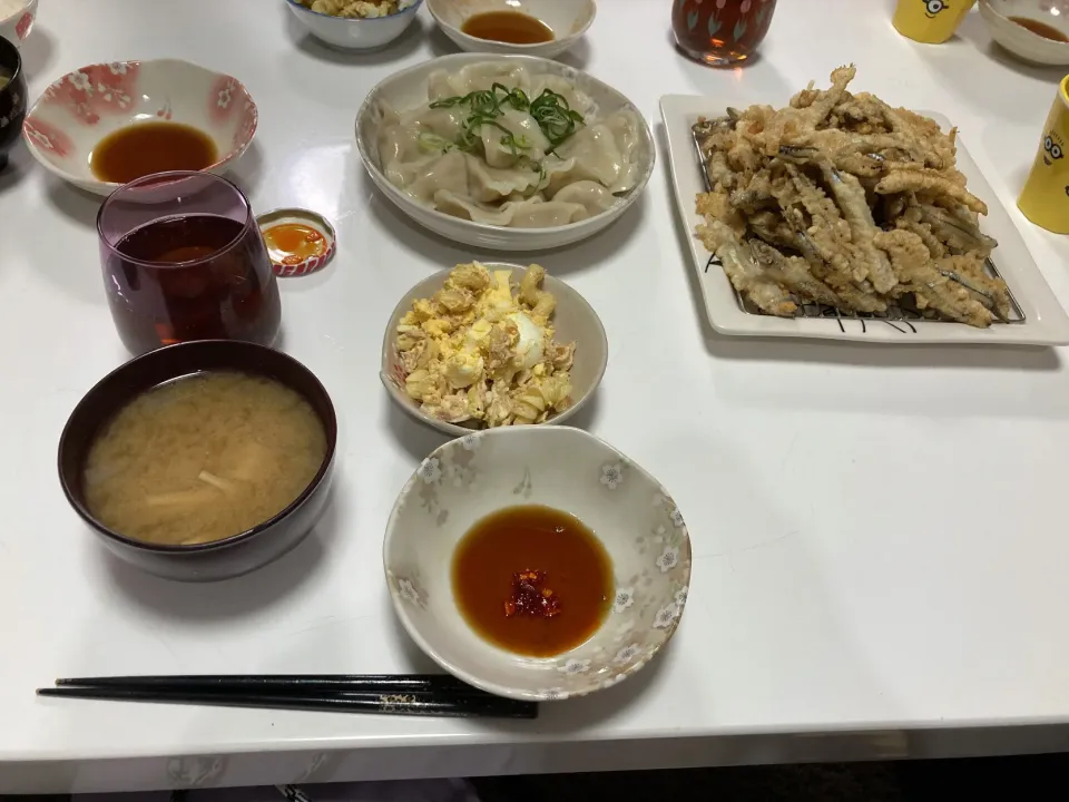 Snapdishの料理写真:晩御飯☆水餃子☆きびなごの天麩羅☆マカロニサラダ☆みそ汁（玉葱・麩・えのき）|Saharaさん