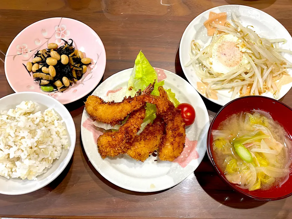 海老フライ　春キャベツとアスパラの洋風味噌汁　もやしの巣ごもり卵　ひじきの煮物|おさむん17さん