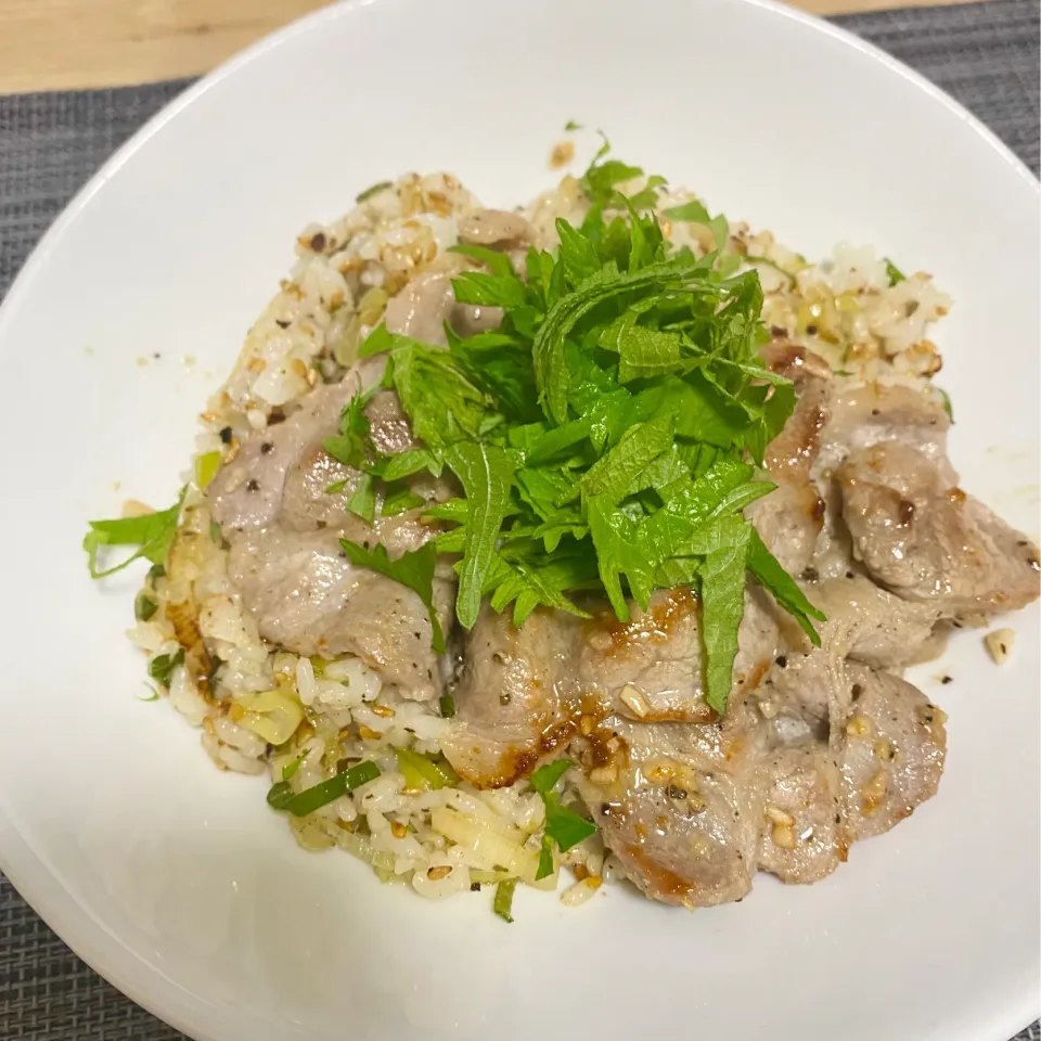 ねぎ塩チャーハン、焼豚乗せ|OLの気ままご飯🍽さん