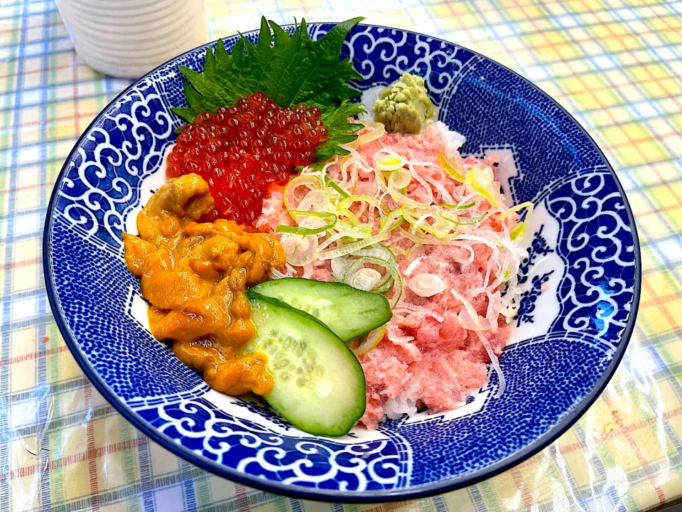 Snapdishの料理写真:ウニ、イクラ、ネギトロ丼|maoqianさん