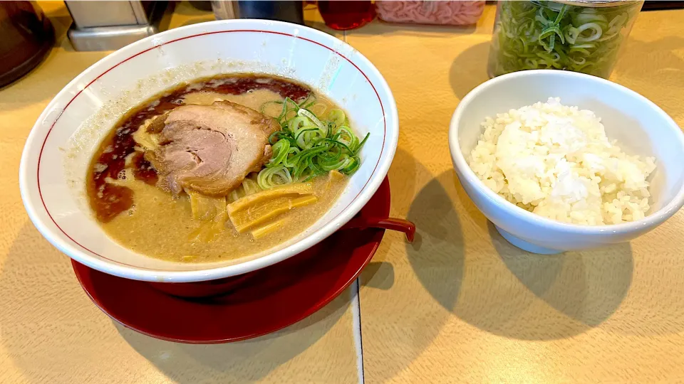 らーめん一作の名物“濃厚こってりラーメン Level1”と白飯|Saudadeさん